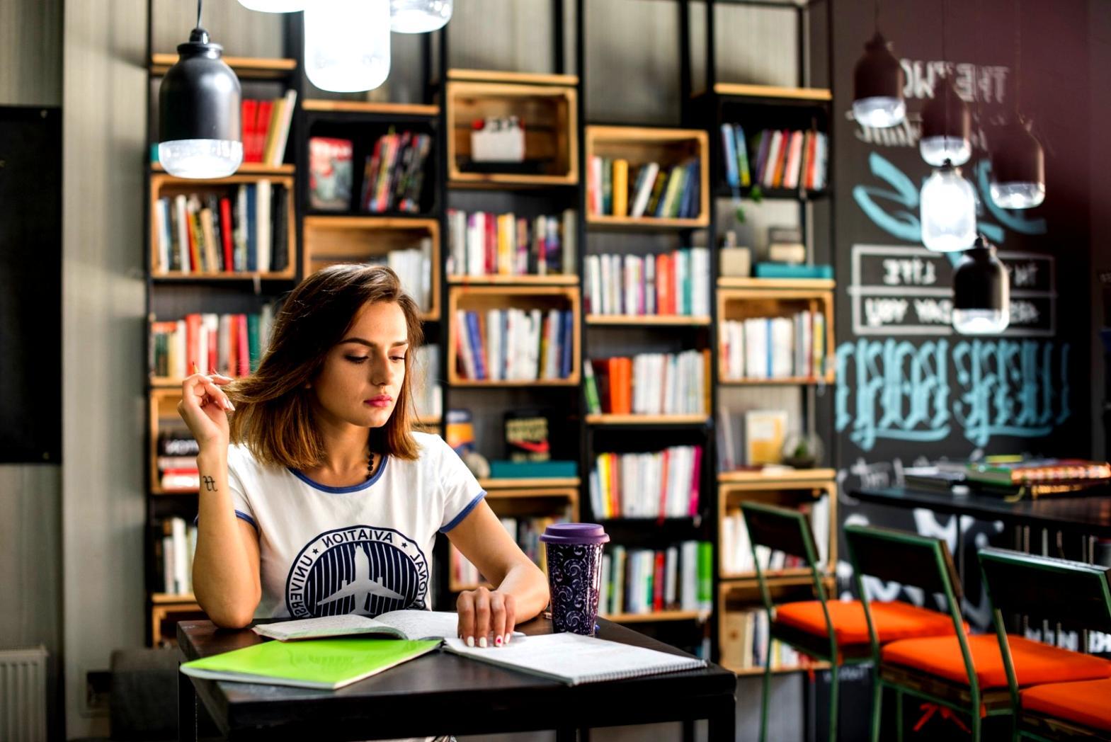 Mesa de trabajo con análisis financiero y calculadora mostrando proceso de evaluación