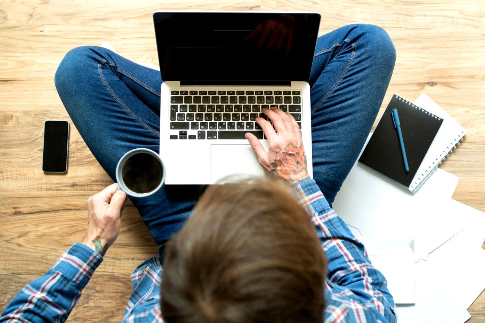 Análisis financiero en acción con documentos y calculadora