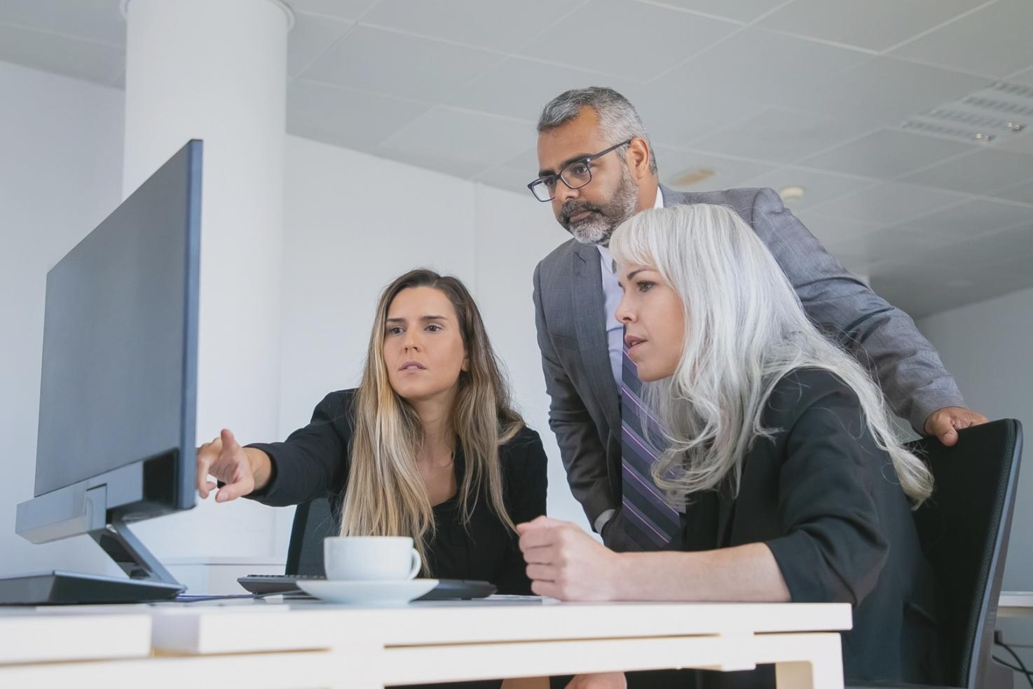 Sesión de formación financiera en aula moderna