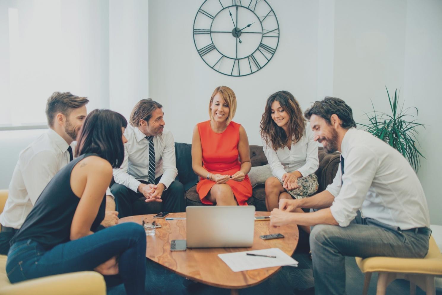 Profesionales trabajando en análisis financiero con tecnología moderna