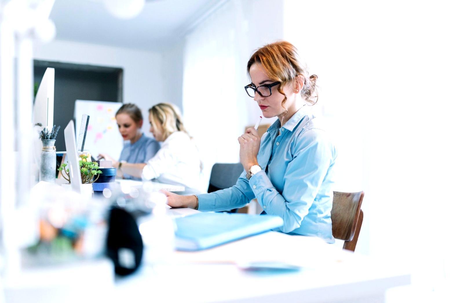 Sesión de formación en análisis financiero con casos prácticos empresariales