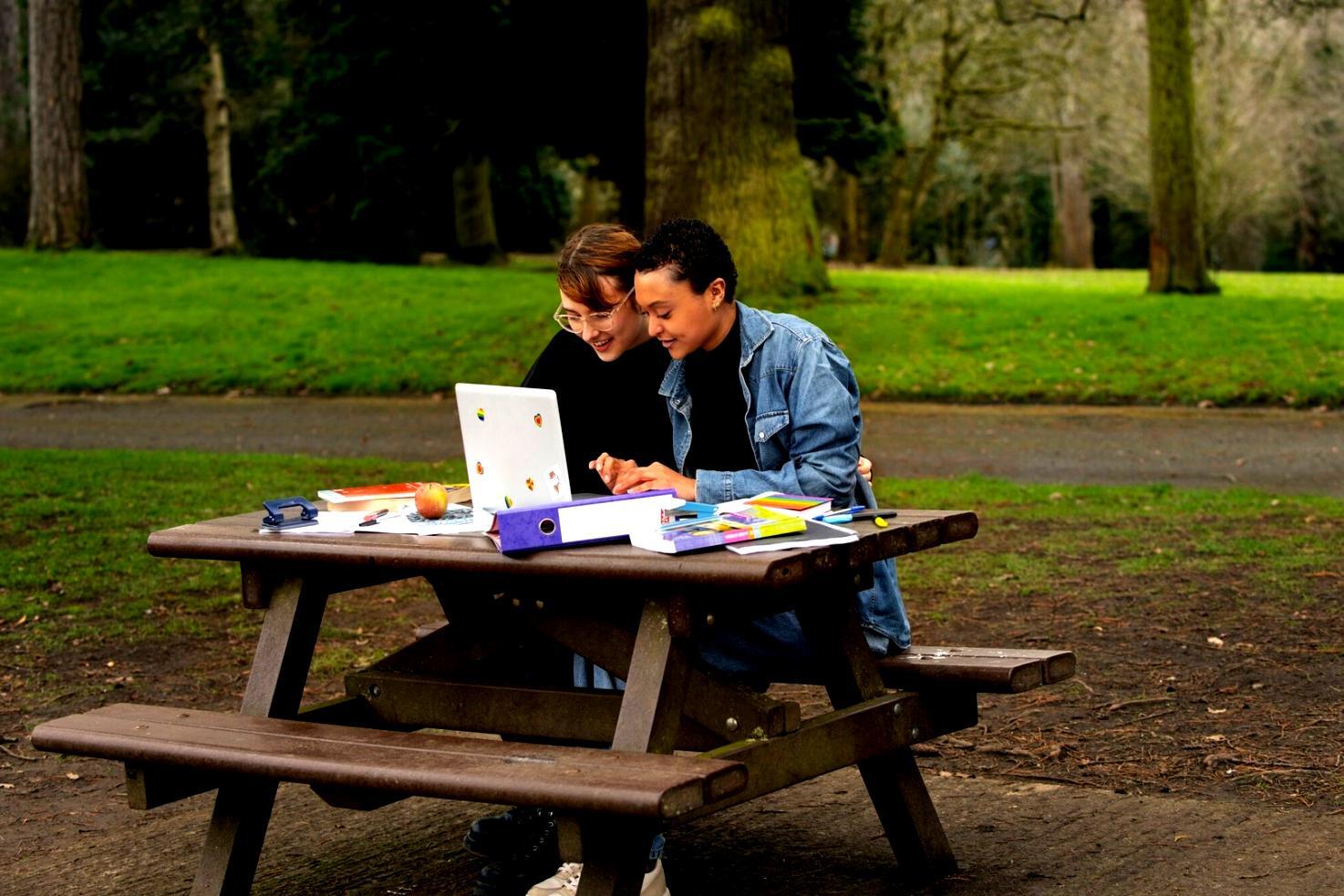 Ambiente de trabajo profesional con documentos financieros